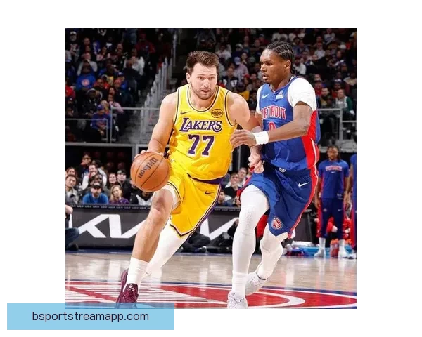 东契奇突破遭遇腿筋拉伤紧急退出比赛 返回更衣室进行治疗